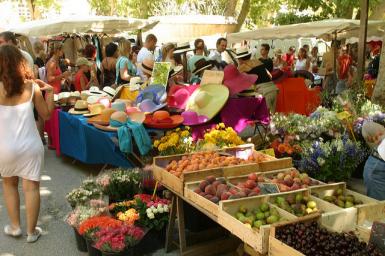C’est le printemps, jour de marché à Saint-Tropez! 